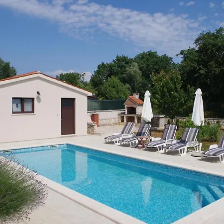 Geraeumiges Mit 4 Schlafzimmern Und Privatem Pool *
