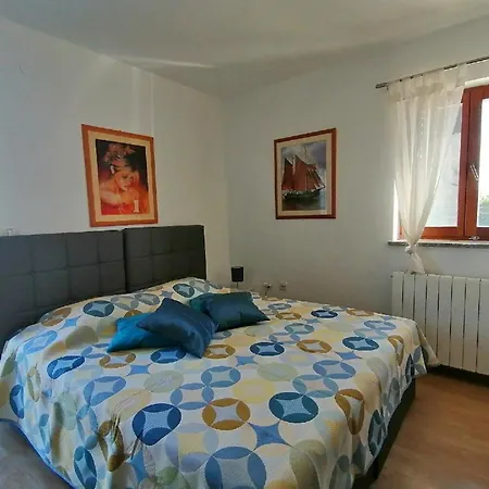 Geraeumiges Mit 4 Schlafzimmern Und Privatem Pool
