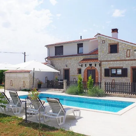 Geraeumiges Mit 4 Schlafzimmern Und Privatem Pool 別荘 Juršići