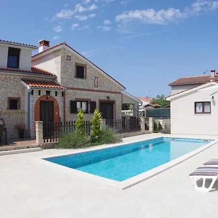 Geraeumiges Mit 4 Schlafzimmern Und Privatem Pool Juršići