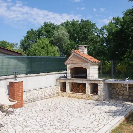 Geraeumiges Mit 4 Schlafzimmern Und Privatem Pool