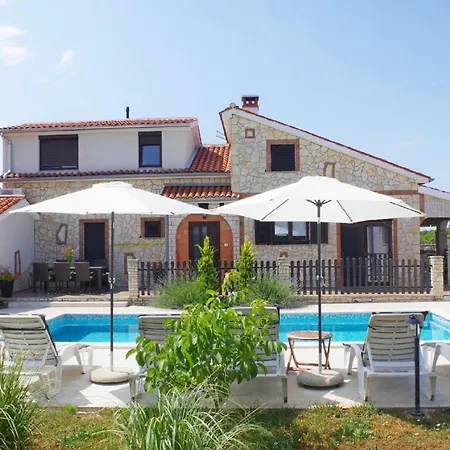 Geraeumiges Mit 4 Schlafzimmern Und Privatem Pool Juršići