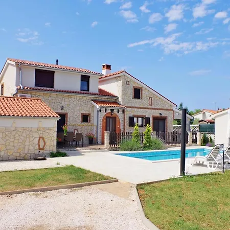 Geraeumiges Mit 4 Schlafzimmern Und Privatem Pool * Juršići