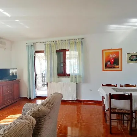 別荘 Geraeumiges Mit 4 Schlafzimmern Und Privatem Pool Juršići