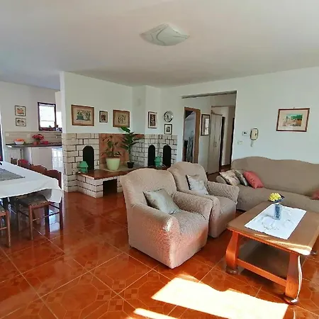 別荘 Geraeumiges Mit 4 Schlafzimmern Und Privatem Pool Juršići