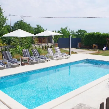 別荘 Geraeumiges Mit 4 Schlafzimmern Und Privatem Pool