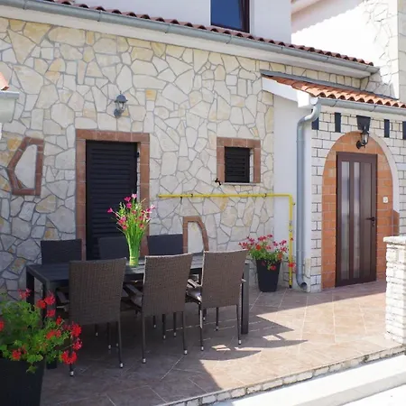 別荘 Geraeumiges Mit 4 Schlafzimmern Und Privatem Pool