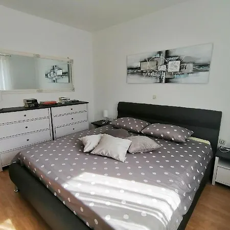 Geraeumiges Mit 4 Schlafzimmern Und Privatem Pool 度假居 *