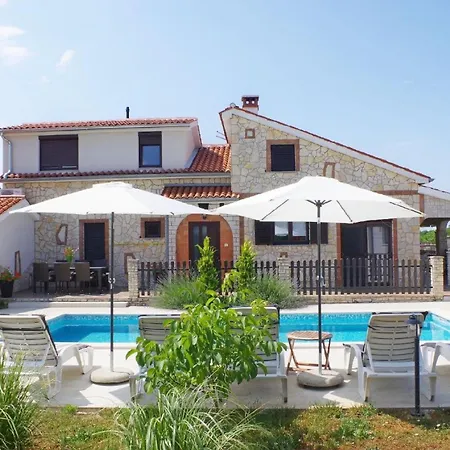 Geraeumiges Mit 4 Schlafzimmern Und Privatem Pool Juršići