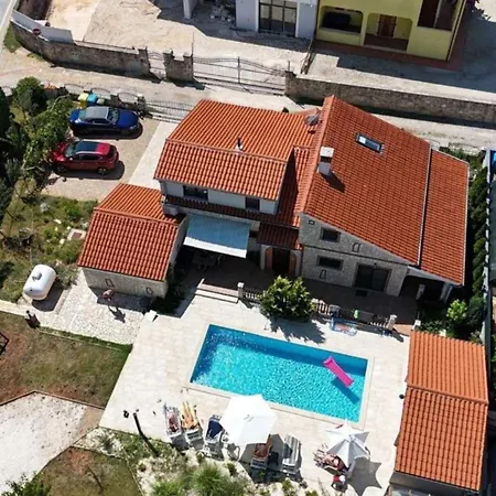 Geraeumiges Mit 4 Schlafzimmern Und Privatem Pool 度假居